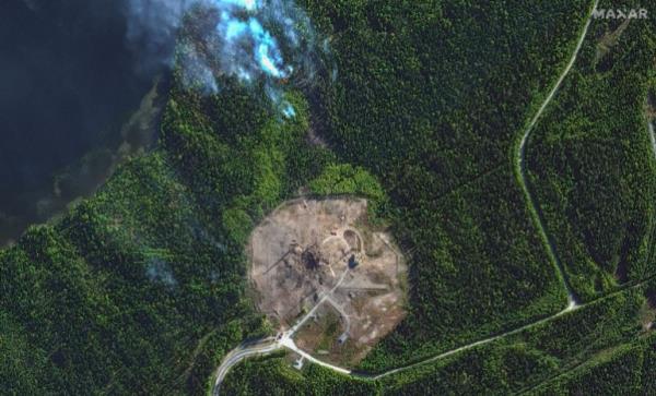 测试后的场地。有一个大坑。道路不再可见。只有一栋建筑物